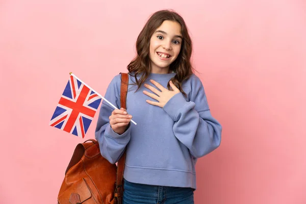 Malá Dívka Drží Britskou Vlajku Izolované Růžovém Pozadí Překvapené Šokované — Stock fotografie