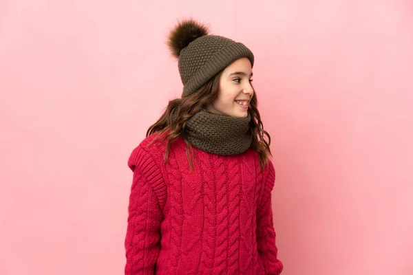 Liten Flicka Med Vinter Hatt Isolerad Rosa Bakgrund Ser Sida — Stockfoto