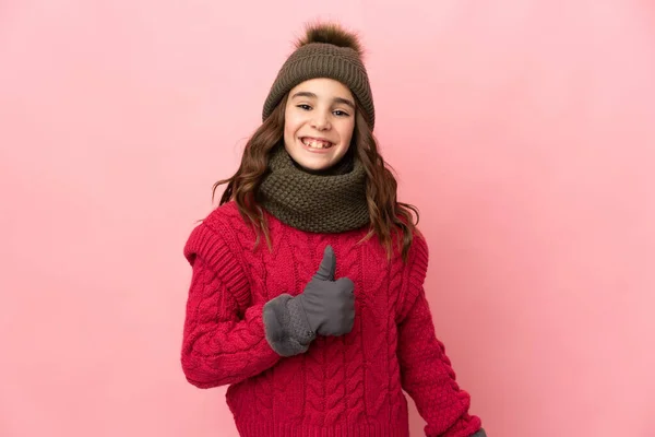 Little Girl Winter Hat Isolated Pink Background Giving Thumbs Gesture — Stockfoto