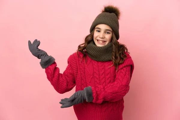 Menina Com Chapéu Inverno Isolado Fundo Rosa Estendendo Mãos Para — Fotografia de Stock