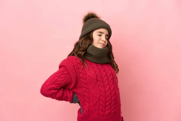 Liten Flicka Med Vinter Hatt Isolerad Rosa Bakgrund Lider Ryggvärk — Stockfoto