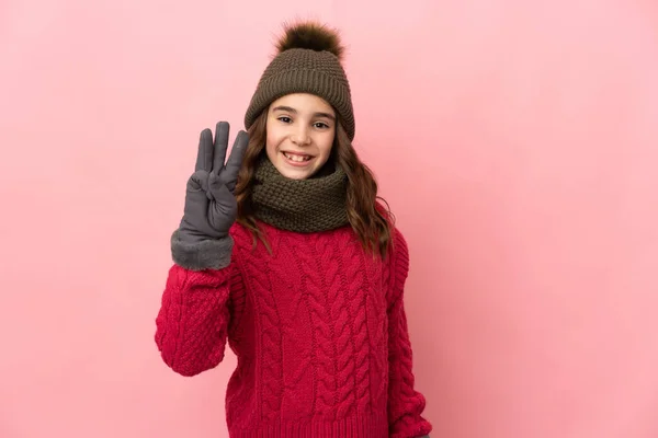 Menina Com Chapéu Inverno Isolado Fundo Rosa Feliz Contando Três — Fotografia de Stock