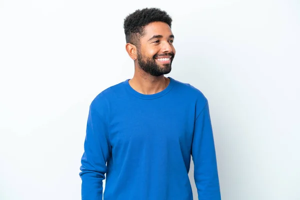 Jonge Braziliaanse Man Geïsoleerd Witte Achtergrond Kijken Naar Zijkant Glimlachen — Stockfoto