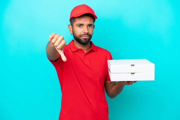 Pizzabote Brasilianischer Mann Arbeitsuniform Nimmt Pizzakartons Isoliert Auf Blauem Hintergrund — Stockfoto