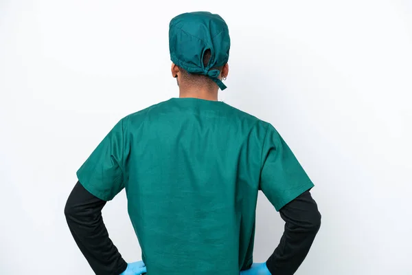身穿绿色制服 背靠白色背景的巴西外科医生 — 图库照片