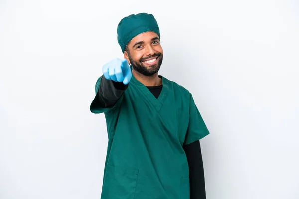 Cirurgião Brasileiro Uniforme Verde Isolado Fundo Branco Aponta Dedo Para — Fotografia de Stock