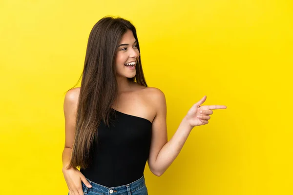 Young Brazilian Woman Isolated Yellow Background Pointing Finger Side Presenting — Stock Photo, Image