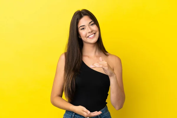 Junge Brasilianerin Isoliert Auf Gelbem Hintergrund Mit Imaginärem Kopierraum Auf — Stockfoto