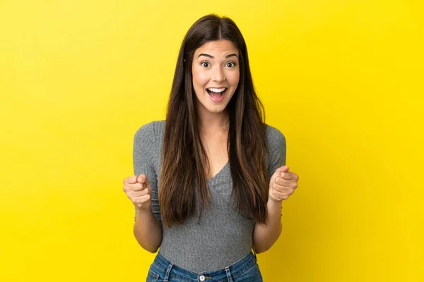 Joven Brasileña Aislada Sobre Fondo Amarillo Celebrando Una Victoria Posición —  Fotos de Stock