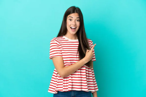 Mujer Brasileña Joven Aislada Sobre Fondo Azul Sorprendida Señalando Lado —  Fotos de Stock