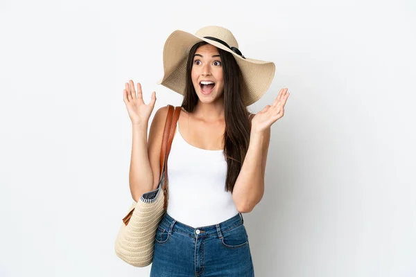 Jong Braziliaans Vrouw Met Pamela Houden Een Strand Tas Geïsoleerd — Stockfoto