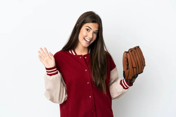 白い背景に隔離された野球手袋を持つプレーヤーブラジル人女性幸せな表情で手で塩漬け — ストック写真