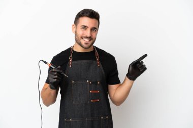 Dövme sanatçısı beyaz arka planda izole edilmiş, parmak kenarı işaret ediyor.