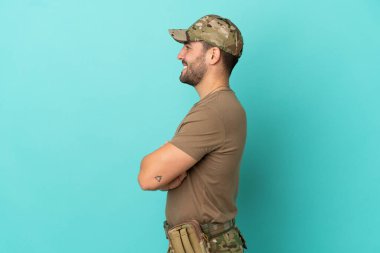 Mavi arka planda yalıtılmış künyeli ordu yanal pozisyonda