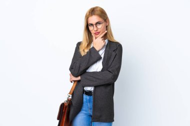 İş dünyası Uruguaylı kadın izole beyaz arka plan bir fikir düşünüyor