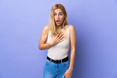 Genç Uruguaylı sarışın kadın, izole bir hayat sürerken şaşırdı ve şaşırdı.