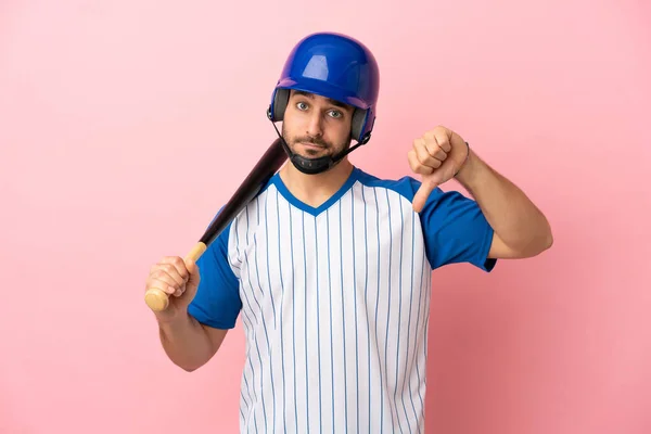 Jogador Beisebol Com Capacete Morcego Isolado Fundo Rosa Mostrando Polegar — Fotografia de Stock