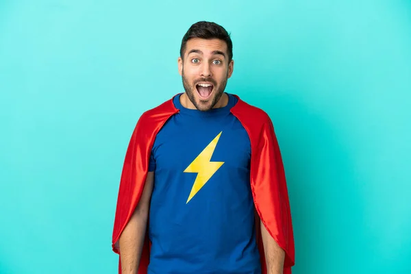 Super Hero Hombre Caucásico Aislado Sobre Fondo Azul Con Expresión —  Fotos de Stock