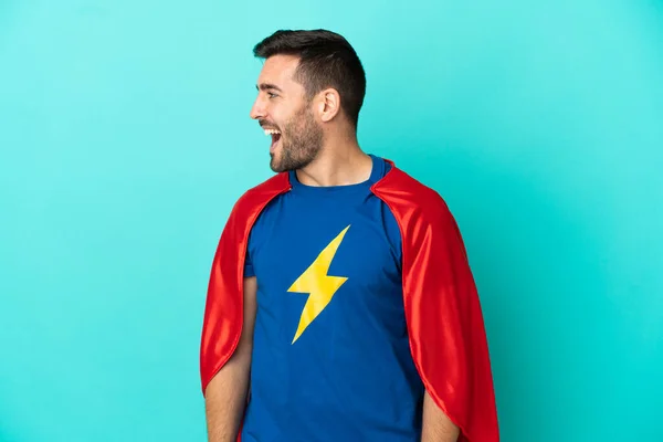 Super Héroe Caucásico Hombre Aislado Sobre Fondo Azul Riendo Posición —  Fotos de Stock