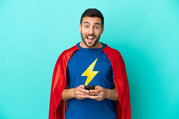 Super Héroe Caucásico Hombre Aislado Sobre Fondo Azul Sorprendido Enviando — Foto de Stock