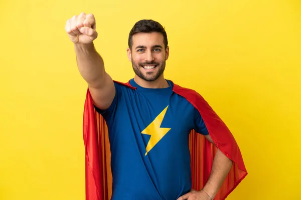 Joven Hombre Caucásico Guapo Aislado Sobre Fondo Amarillo Traje Superhéroe — Foto de Stock