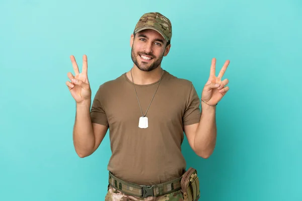 Militar Com Tag Cachorro Sobre Isolado Fundo Azul Mostrando Sinal — Fotografia de Stock