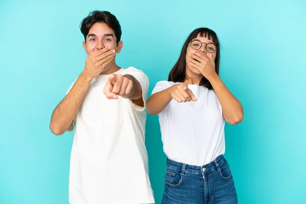 Junges Gemischtes Rassenpaar Isoliert Auf Blauem Hintergrund Zeigt Mit Dem — Stockfoto