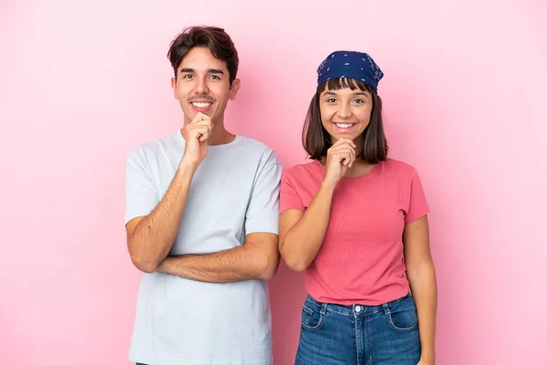 Jeune Couple Isolé Sur Fond Rose Souriant Regardant Vers Avant — Photo