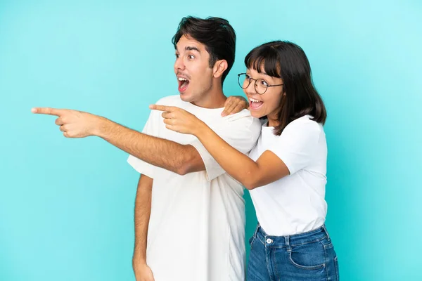 Jong Gemengd Ras Paar Geïsoleerd Blauwe Achtergrond Presenteren Van Een — Stockfoto