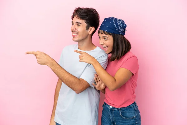 Jeune Couple Isolé Sur Fond Rose Pointant Vers Côté Pour — Photo