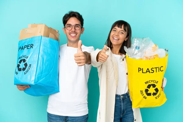 Casal Jovem Segurando Saco Cheio Plástico Papel Para Reciclar Isolado — Fotografia de Stock