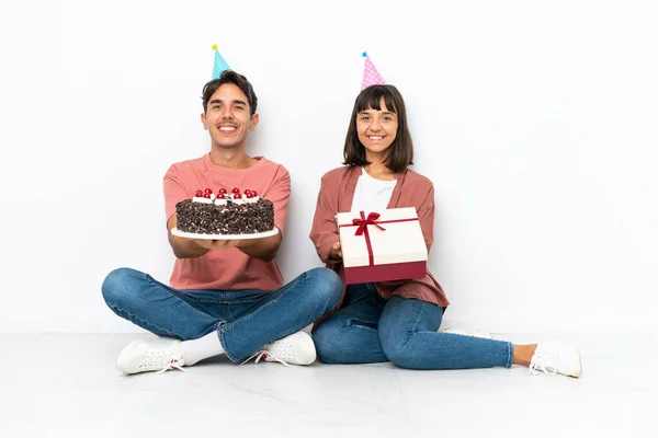 Genç Melez Bir Çift Doğum Gününü Kutluyor Beyaz Arka Planda — Stok fotoğraf
