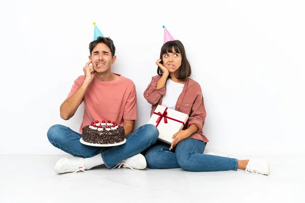 Pareja Joven Raza Mixta Celebrando Cumpleaños Sentada Suelo Aislada Sobre —  Fotos de Stock