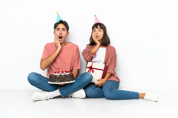 Pareja Joven Raza Mixta Celebrando Cumpleaños Sentada Suelo Aislada Sobre —  Fotos de Stock