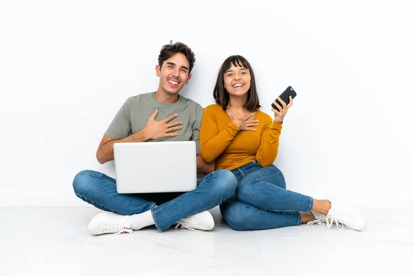Casal Jovem Com Laptop Móvel Sentado Chão Sorrindo Muito Colocar — Fotografia de Stock