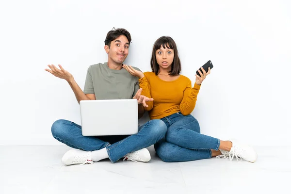 Casal Jovem Com Laptop Móvel Sentado Chão Com Dúvidas Levantar — Fotografia de Stock