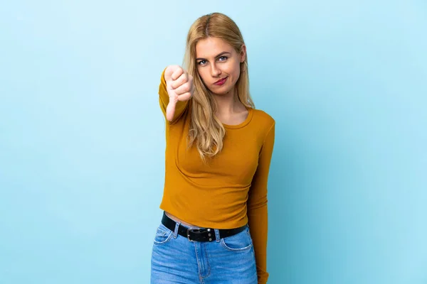 Jeune Femme Blonde Uruguayenne Sur Fond Bleu Isolé Montrant Pouce — Photo