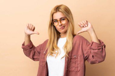 Genç Uruguaylı sarışın kadın soyutlanmış, gururlu ve kendini beğenmiş.