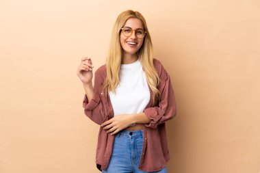 Genç Uruguaylı sarışın kadın izole bir geçmişle gülüyor.