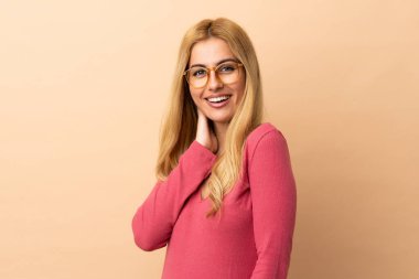 Genç Uruguaylı sarışın kadın izole bir geçmişle gülüyor.