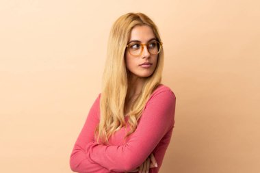 Genç Uruguaylı sarışın kadın kollarını kavuşturuyor.