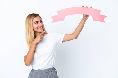 Sarışın Uruguaylı kız beyaz arka planda izole edilmiş ve elinde boş bir levha var.