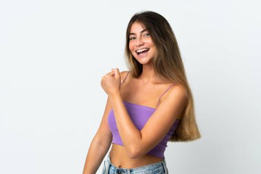 Beyaz arka planda izole edilmiş beyaz bir kadın zaferi kutluyor.