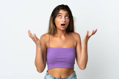 Beyaz arka planda izole edilmiş genç beyaz kadın bunalıma girdi.