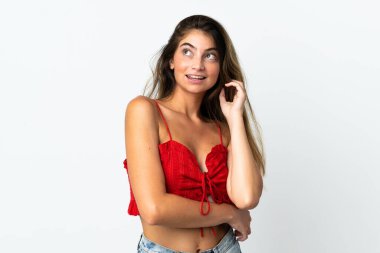 Beyaz arka planda izole edilmiş beyaz bir kadın bir fikir düşünüyor.