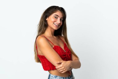 Beyaz arka planda izole edilmiş, kolları çapraz ve ileriye bakan beyaz bir kadın.