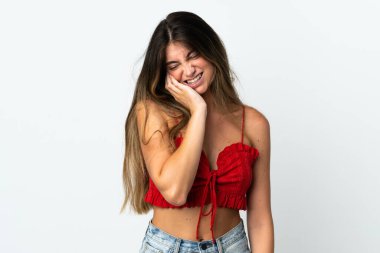 Beyaz arka planda diş ağrısı çeken beyaz tenli genç bir kadın.