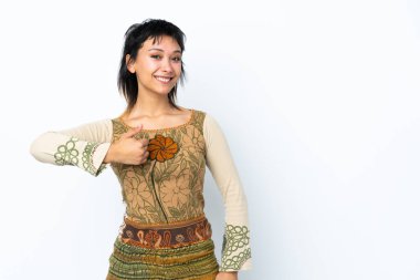 Genç Uruguaylı kız izole edilmiş beyaz bir arka planda baş parmak hareketi yapıyor.