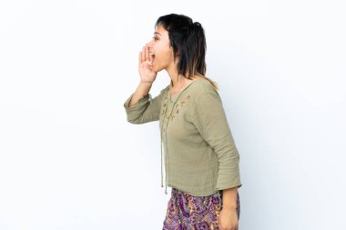 Genç Uruguaylı kız izole edilmiş beyaz arka planda ağzı açık bağırıyor.