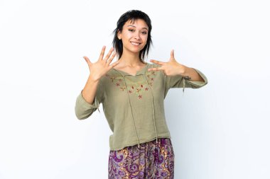 Genç Uruguaylı kız izole edilmiş beyaz arka planda sekiz parmaklı sayıyor.